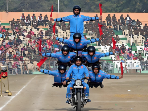 印度阅兵“摩托叠罗汉”再引热议：文化符号、国家叙事与军事精神的多元解读